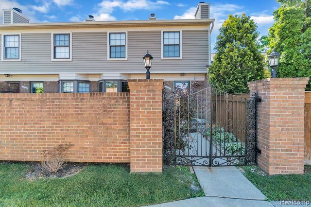 22224 Edgewater, Novi, MI 48375