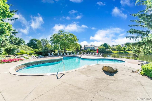 22224 Edgewater, Novi, MI 48375