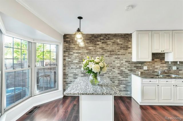 22224 Edgewater, Novi, MI 48375