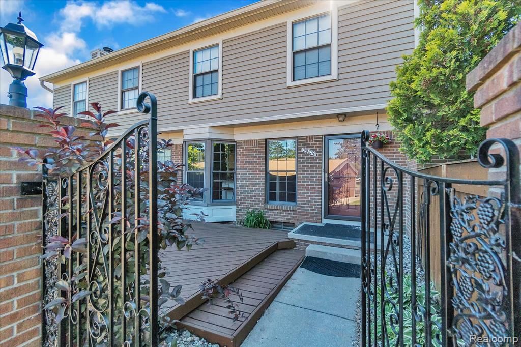 22224 Edgewater, Novi, MI 48375