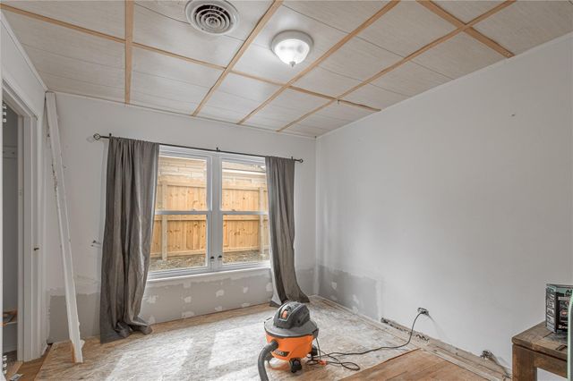 2026 Avenue Q, Huntsville, TX 77340