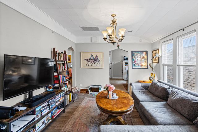 5725 W Giddings Street, Chicago, IL 60630