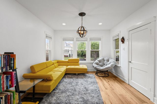 5725 W Giddings Street, Chicago, IL 60630