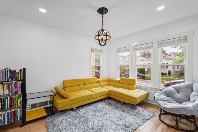 5725 W Giddings Street, Chicago, IL 60630