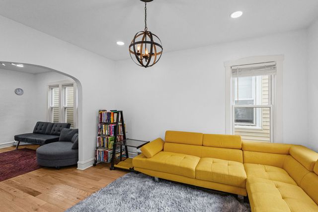 5725 W Giddings Street, Chicago, IL 60630
