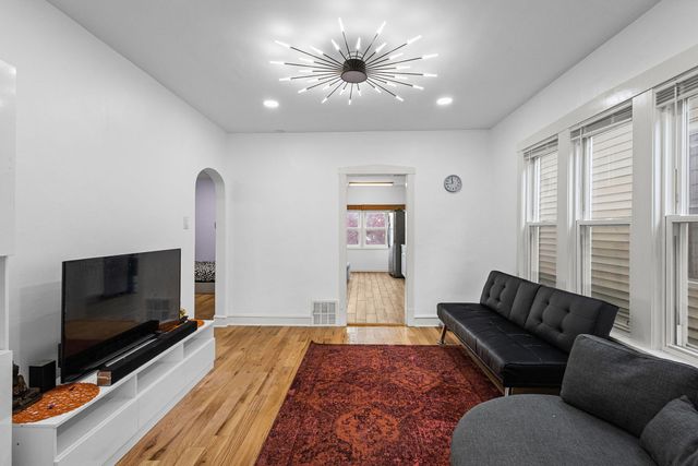 5725 W Giddings Street, Chicago, IL 60630