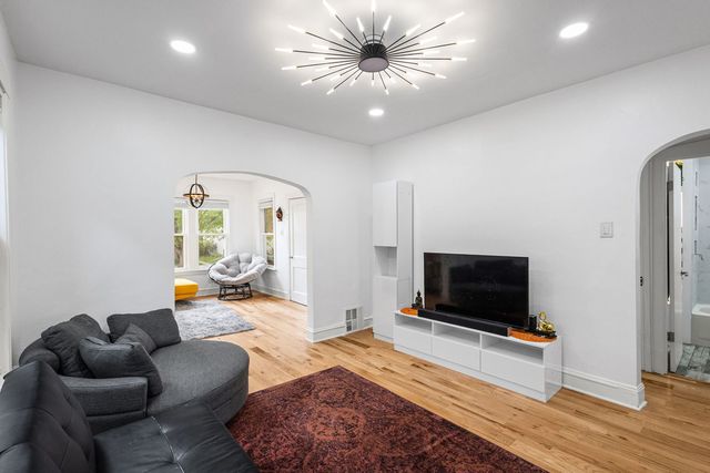 5725 W Giddings Street, Chicago, IL 60630