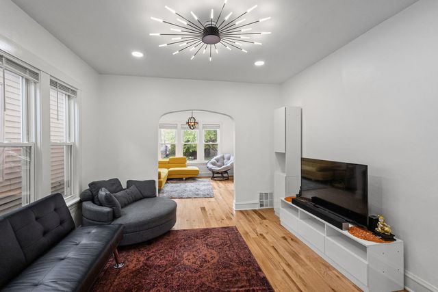 5725 W Giddings Street, Chicago, IL 60630