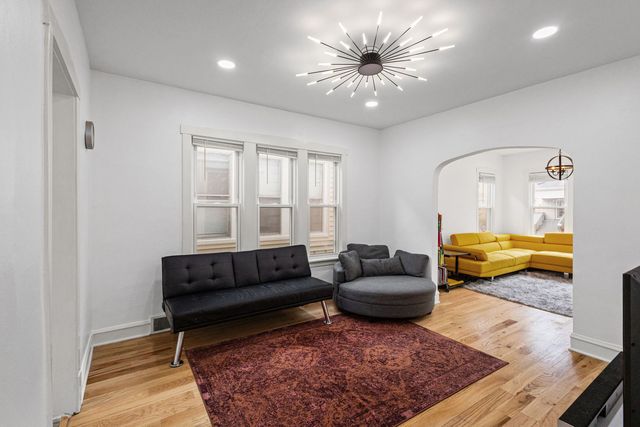 5725 W Giddings Street, Chicago, IL 60630