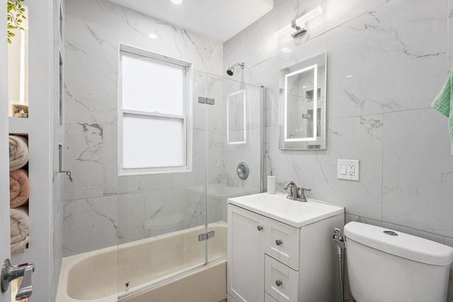 5725 W Giddings Street, Chicago, IL 60630