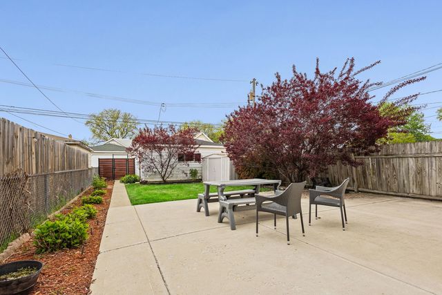 5725 W Giddings Street, Chicago, IL 60630