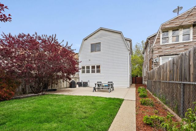 5725 W Giddings Street, Chicago, IL 60630
