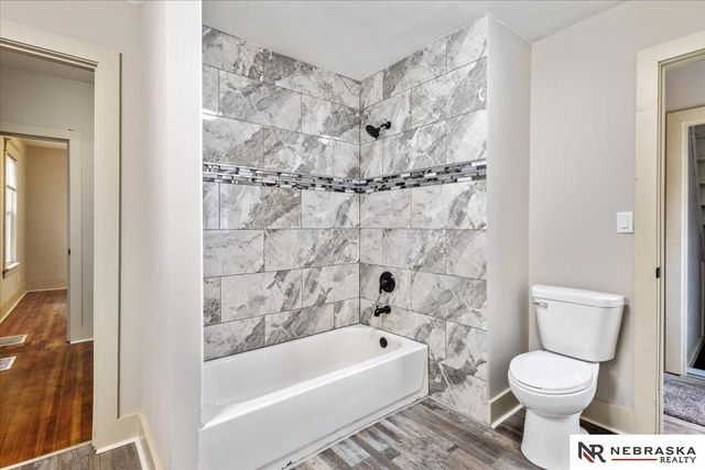 1330 S 21st Street, Omaha, NE 68107