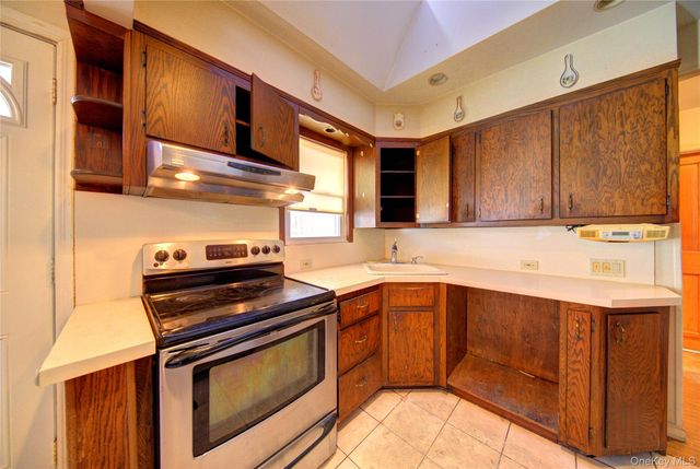 984 Shelburne Drive, Franklin Square, NY 11010