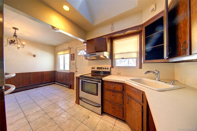 984 Shelburne Drive, Franklin Square, NY 11010