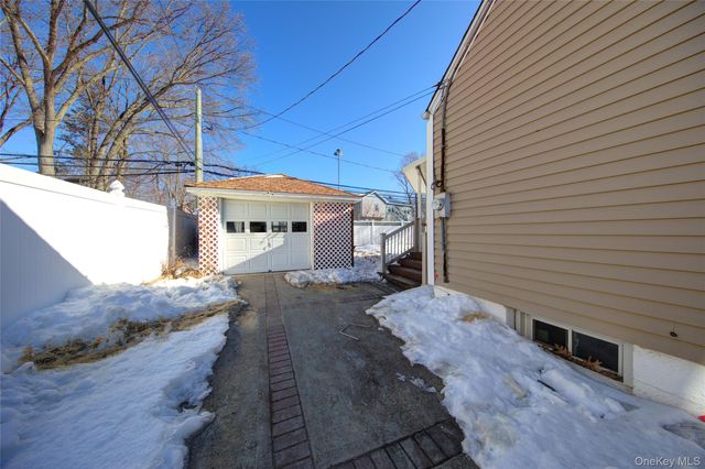 984 Shelburne Drive, Franklin Square, NY 11010