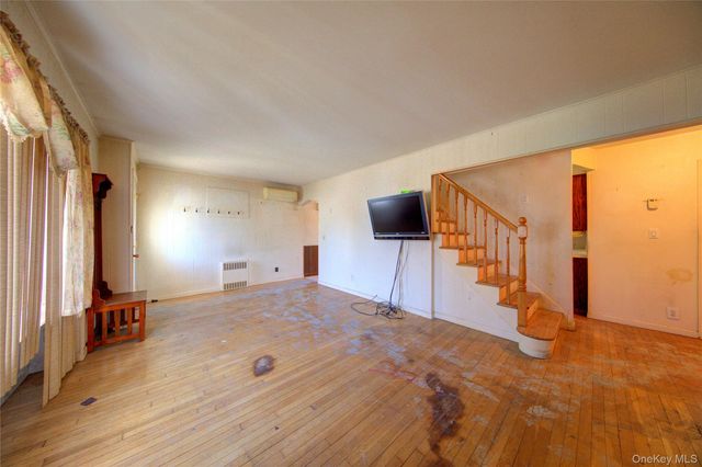 984 Shelburne Drive, Franklin Square, NY 11010