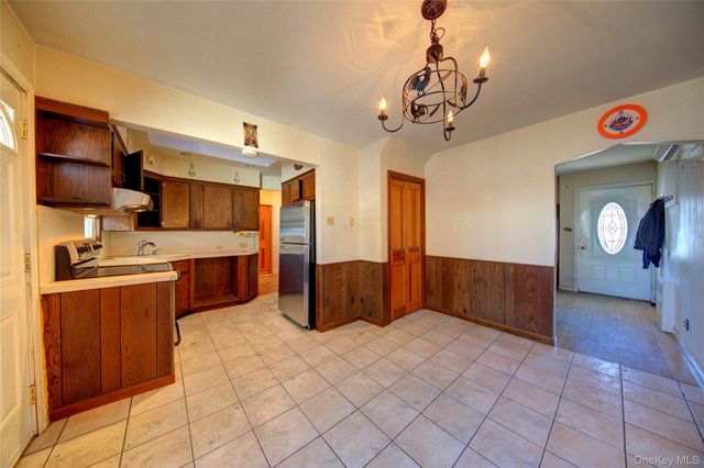 984 Shelburne Drive, Franklin Square, NY 11010