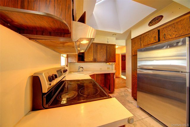 984 Shelburne Drive, Franklin Square, NY 11010