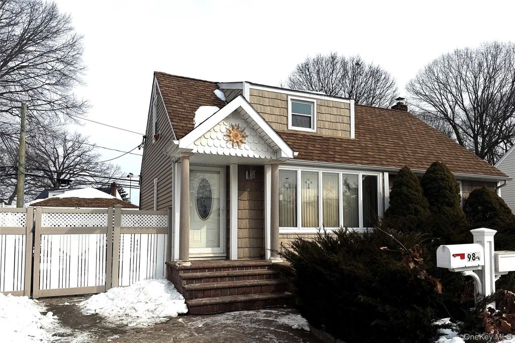 984 Shelburne Drive, Franklin Square, NY 11010