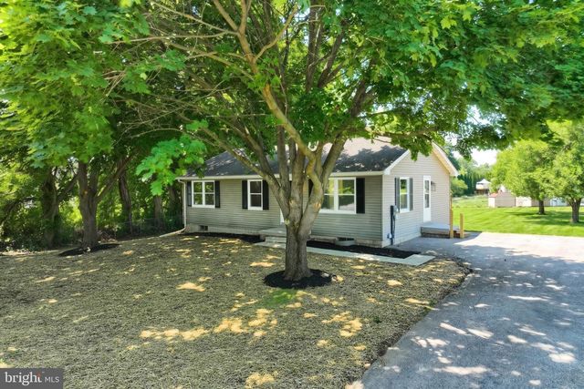 415 HANOVER ST, New Oxford, PA 17350