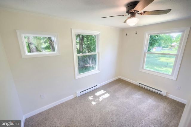 415 HANOVER ST, New Oxford, PA 17350