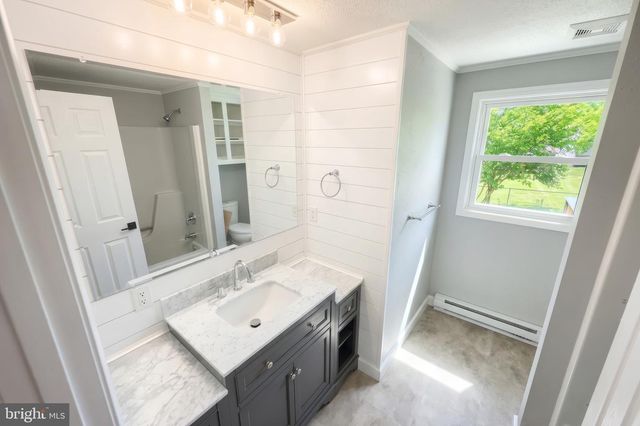 415 HANOVER ST, New Oxford, PA 17350