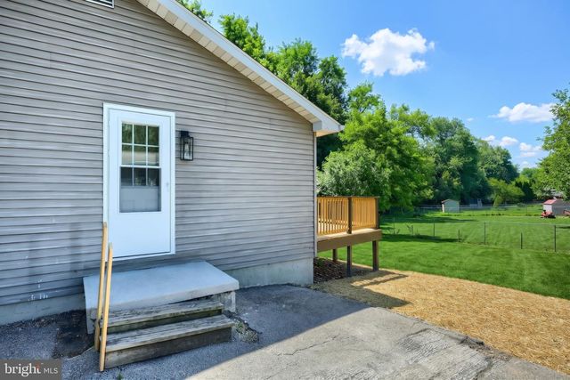 415 HANOVER ST, New Oxford, PA 17350