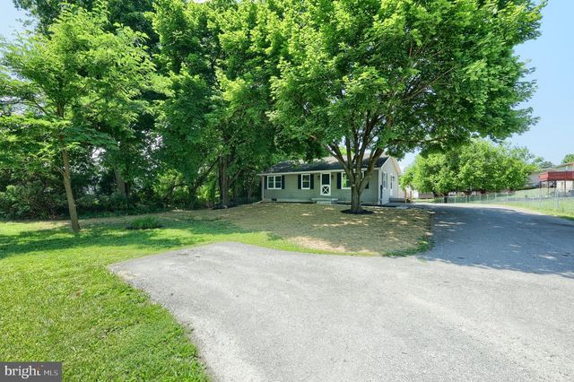 415 HANOVER ST, New Oxford, PA 17350