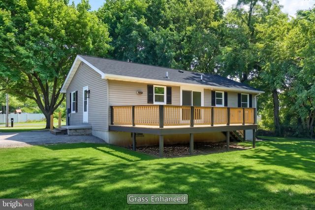 415 HANOVER ST, New Oxford, PA 17350