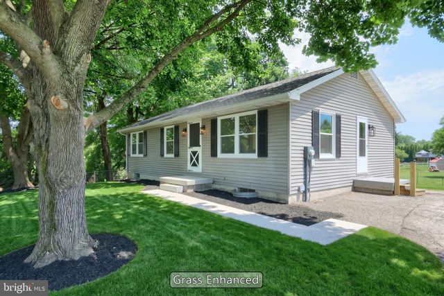 415 HANOVER ST, New Oxford, PA 17350