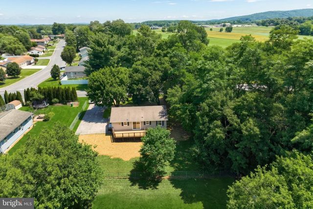 415 HANOVER ST, New Oxford, PA 17350