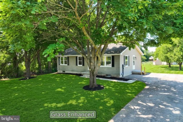 415 HANOVER ST, New Oxford, PA 17350