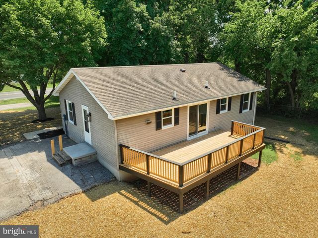 415 HANOVER ST, New Oxford, PA 17350