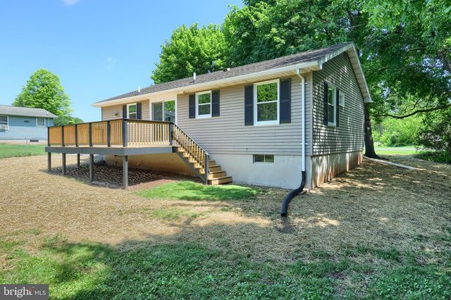 415 HANOVER ST, New Oxford, PA 17350