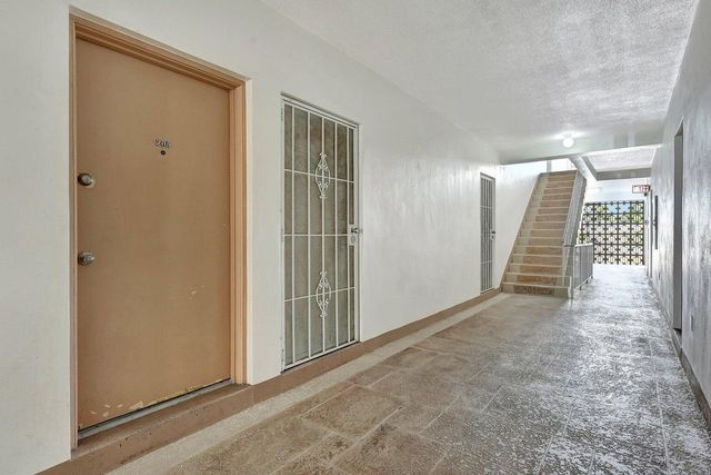 3040 NE 16th Avenue 205, Oakland Park, FL 33334