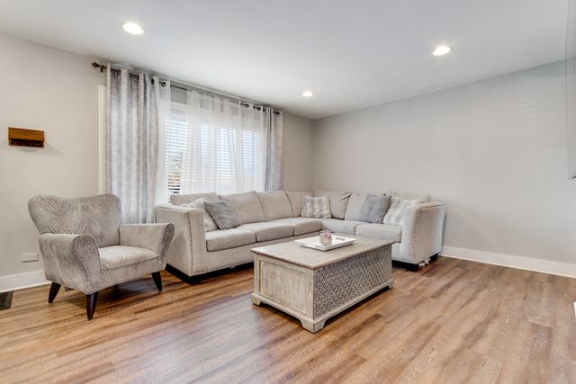 1240 N Boxwood Drive, Mount Prospect, IL 60056