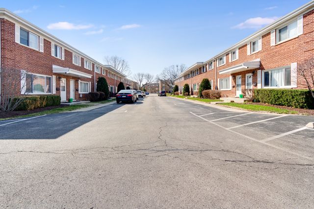 1240 N Boxwood Drive, Mount Prospect, IL 60056