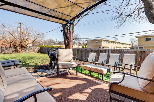 1240 N Boxwood Drive, Mount Prospect, IL 60056