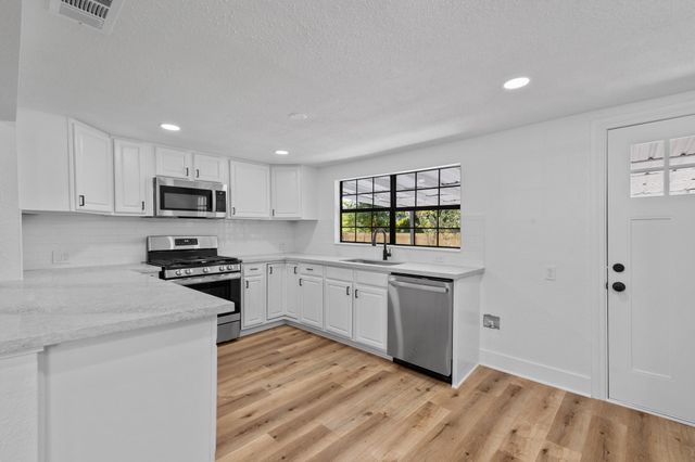 33 17th Avenue N, Texas City, TX 77590