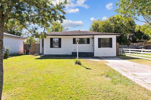 33 17th Avenue N, Texas City, TX 77590