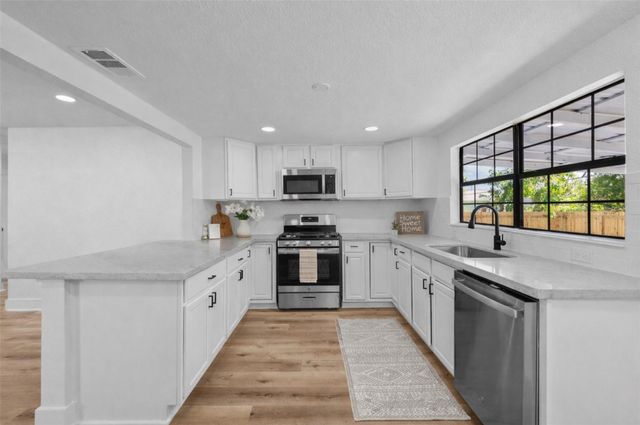 33 17th Avenue N, Texas City, TX 77590