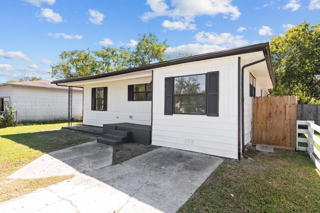 33 17th Avenue N, Texas City, TX 77590