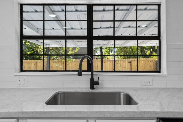 33 17th Avenue N, Texas City, TX 77590