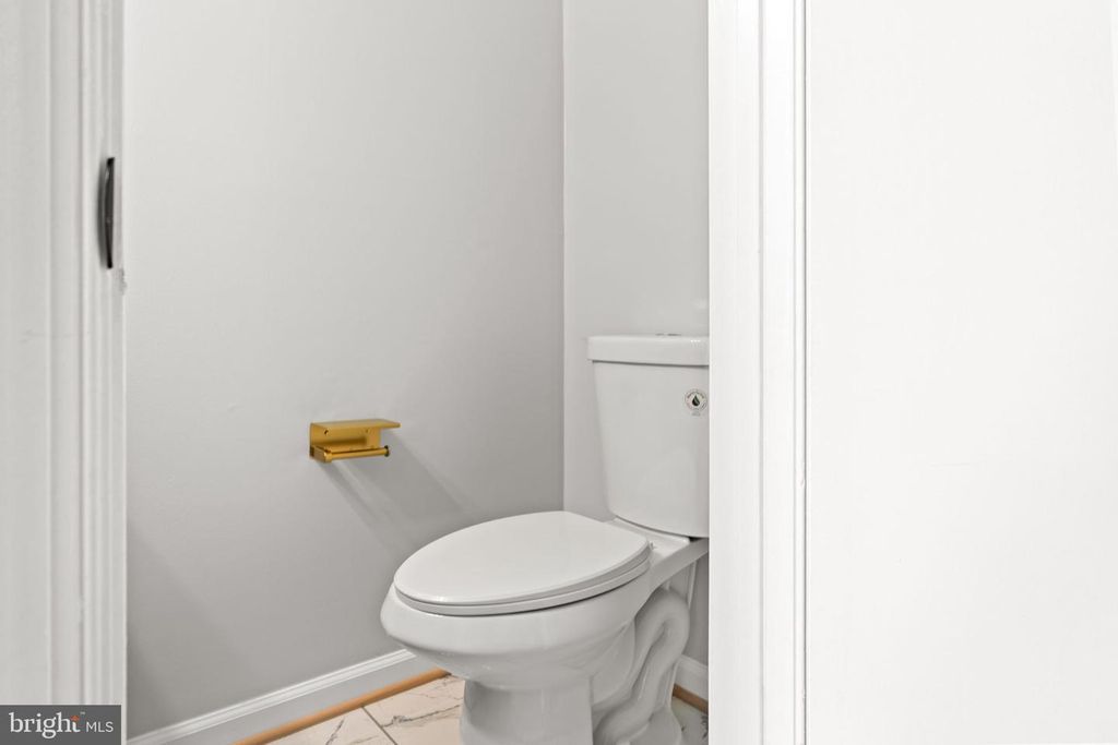 Image 13 of property listing at 405 AMBERFIELD LN, Gaithersburg, MD 20878