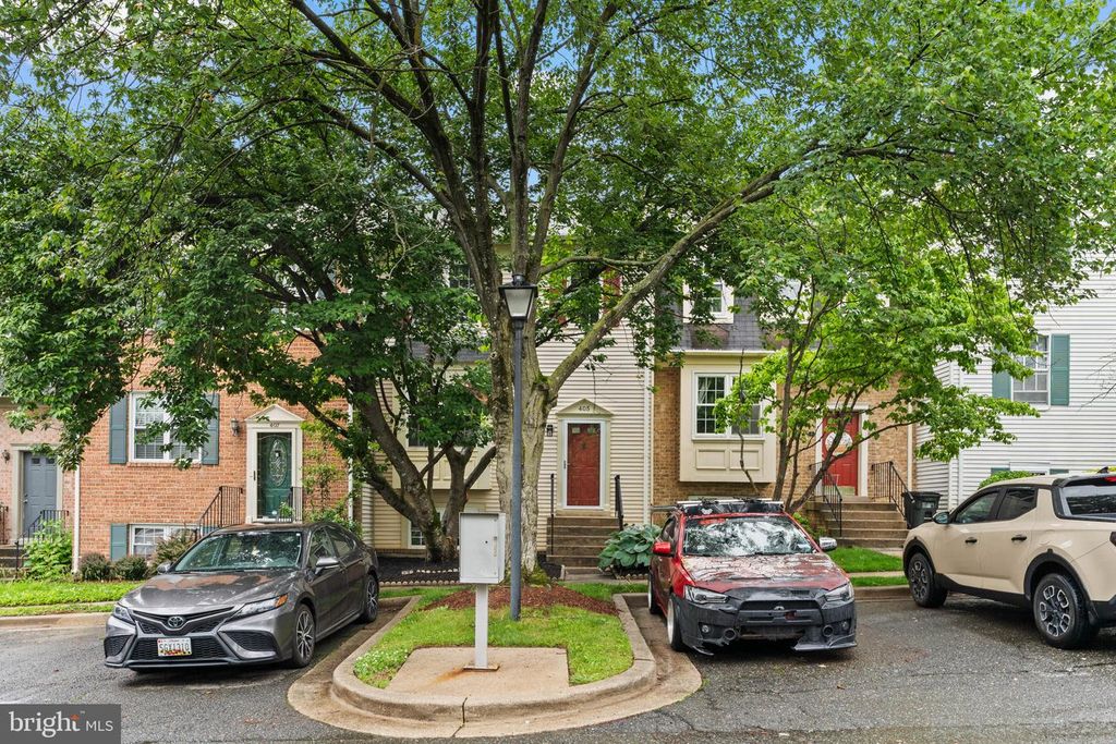 Image 3 of property listing at 405 AMBERFIELD LN, Gaithersburg, MD 20878