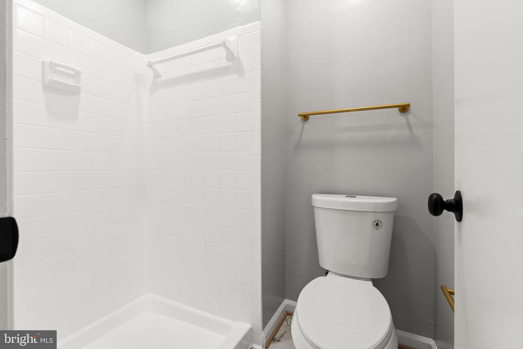 Image 30 of property listing at 405 AMBERFIELD LN, Gaithersburg, MD 20878