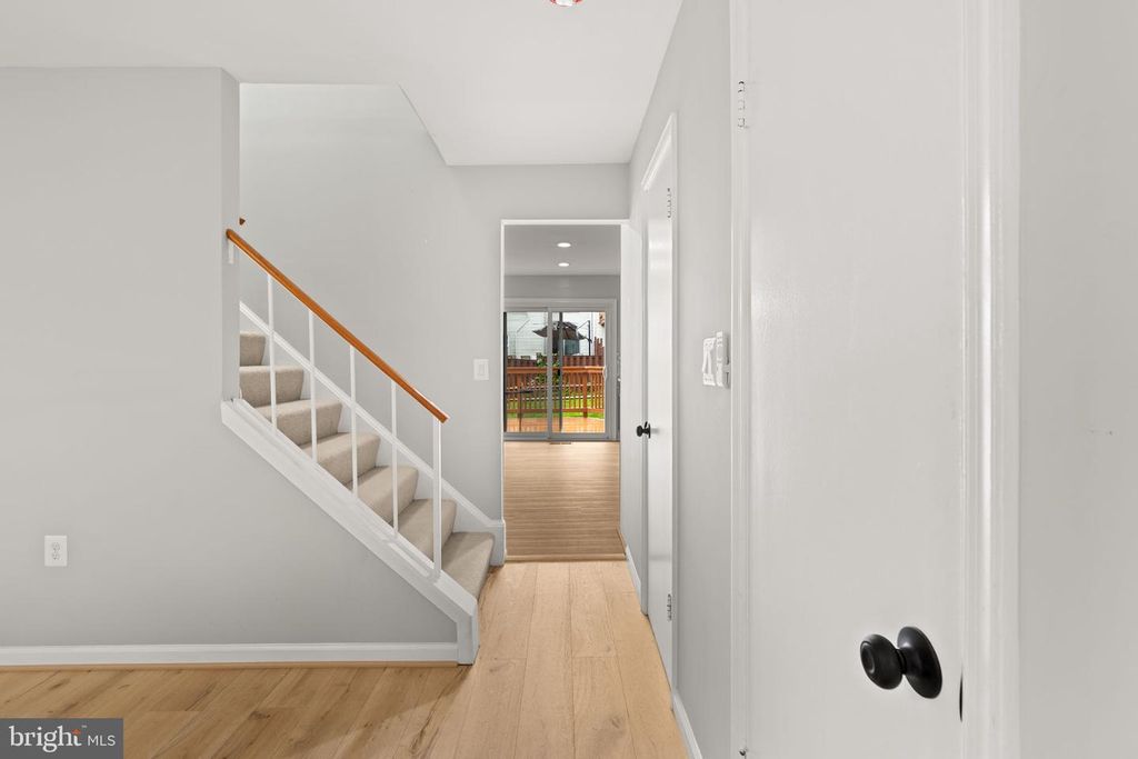 Image 6 of property listing at 405 AMBERFIELD LN, Gaithersburg, MD 20878