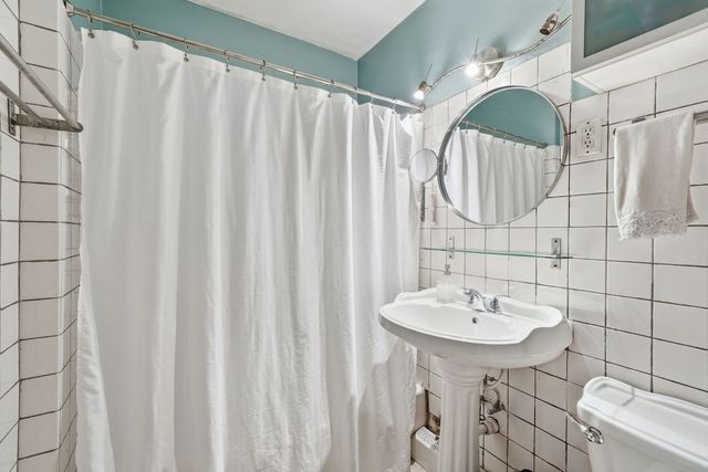 2443 W Lunt Avenue GE, Chicago, IL 60645
