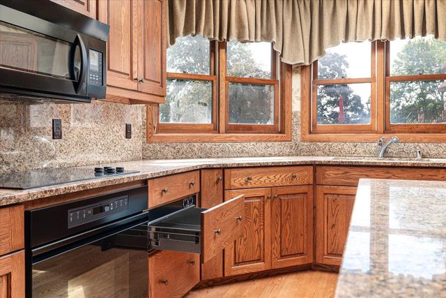 636 L Hauser ROAD, Onalaska, WI 54650